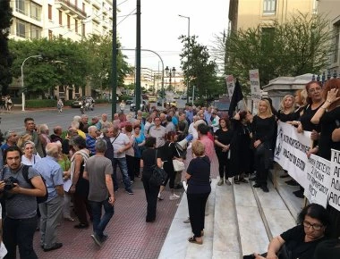Συγκέντρωση διαμαρτυρίας συνταξιούχων έξω από το ΣτΕ: «Ο νόμος Κατρούγκαλου είναι το τέλος μας»
